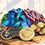 Médailles de courses à pied et de triathlon accumulées au fil des années