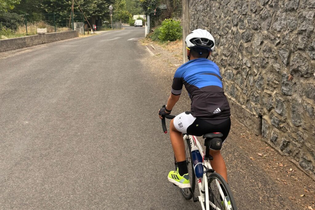 Enfant à vélo lors d’une sortie – Faire aimer le vélo à son enfant